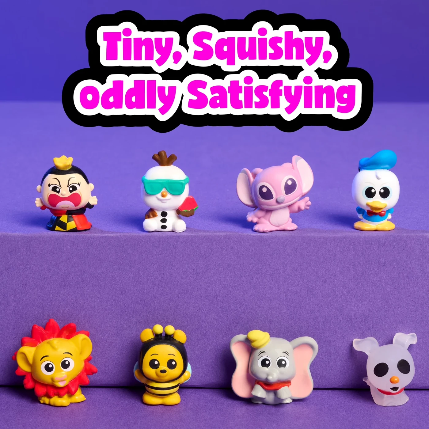 Ocho microfiguras squishy de Disney Doorables Poppin Pinball sobre fondo morado: Reina de Corazones, Olaf con gafas, Angel, Donald, Simba, Winnie the Pooh abeja, Dumbo y Zero