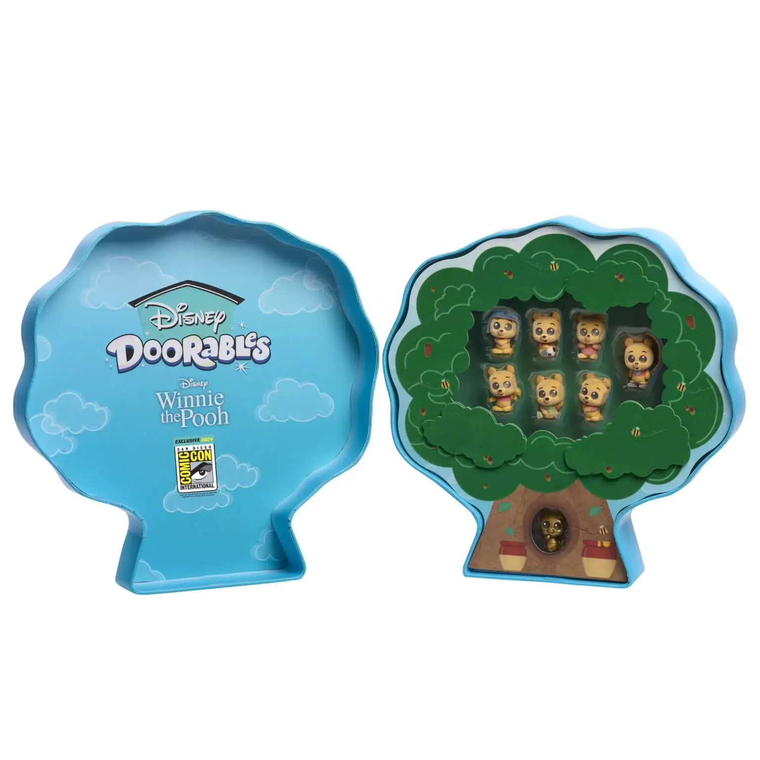 Collection Peek de Winnie the Pooh de SDCC 2024 abierto, con las siete figuras flocked en el árbol y el Pooh dorado en la puerta