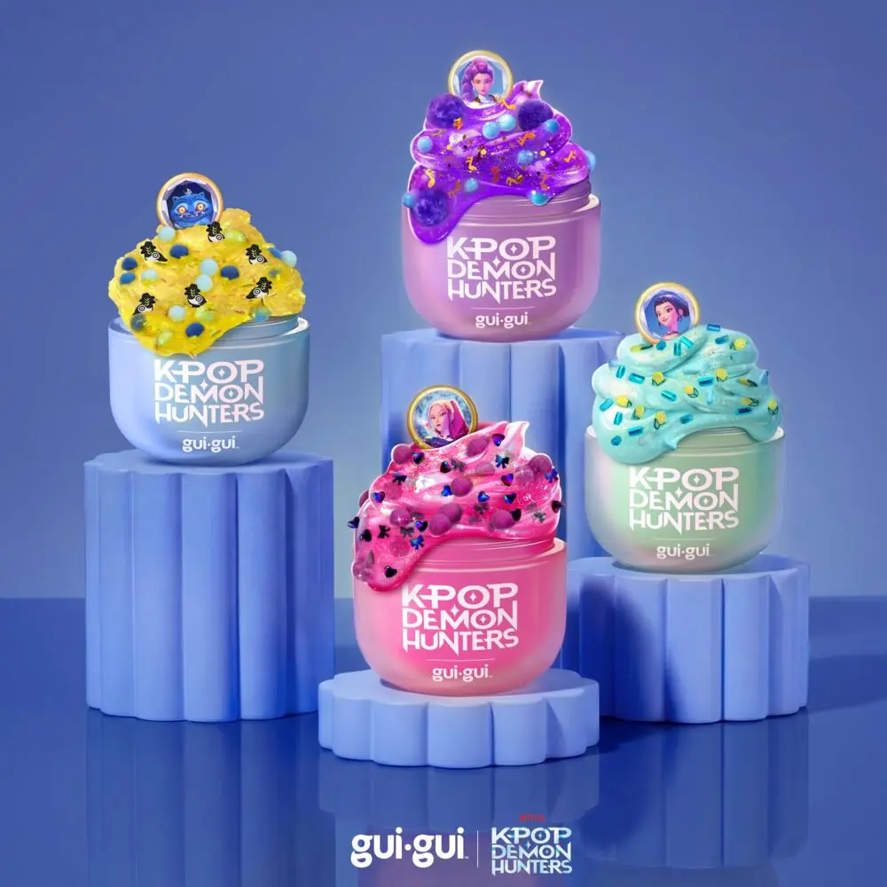 Colección completa GUI GUI x KPop Demon Hunters: los cuatro slimes decorados de Rumi, Mira, Zoey y Derpy Tiger sobre pedestales azules