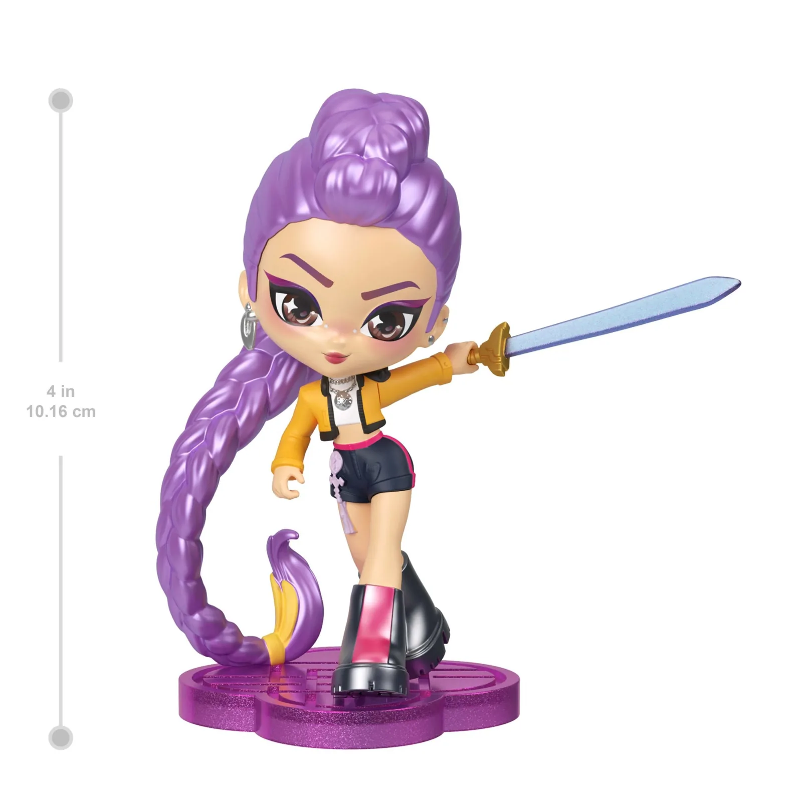 Figura de Rumi de KPop Demon Hunters For the Fans sobre su base con escala impresa de 4 pulgadas o 10,16 centímetros