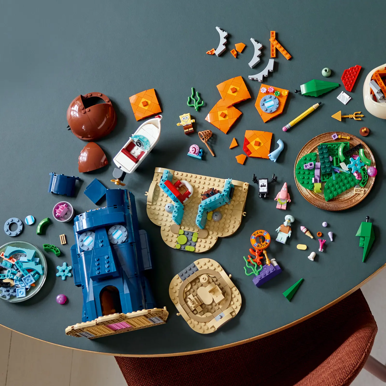 Piezas, personajes y secciones del LEGO Fondo de Bikini 11386 durante el montaje
