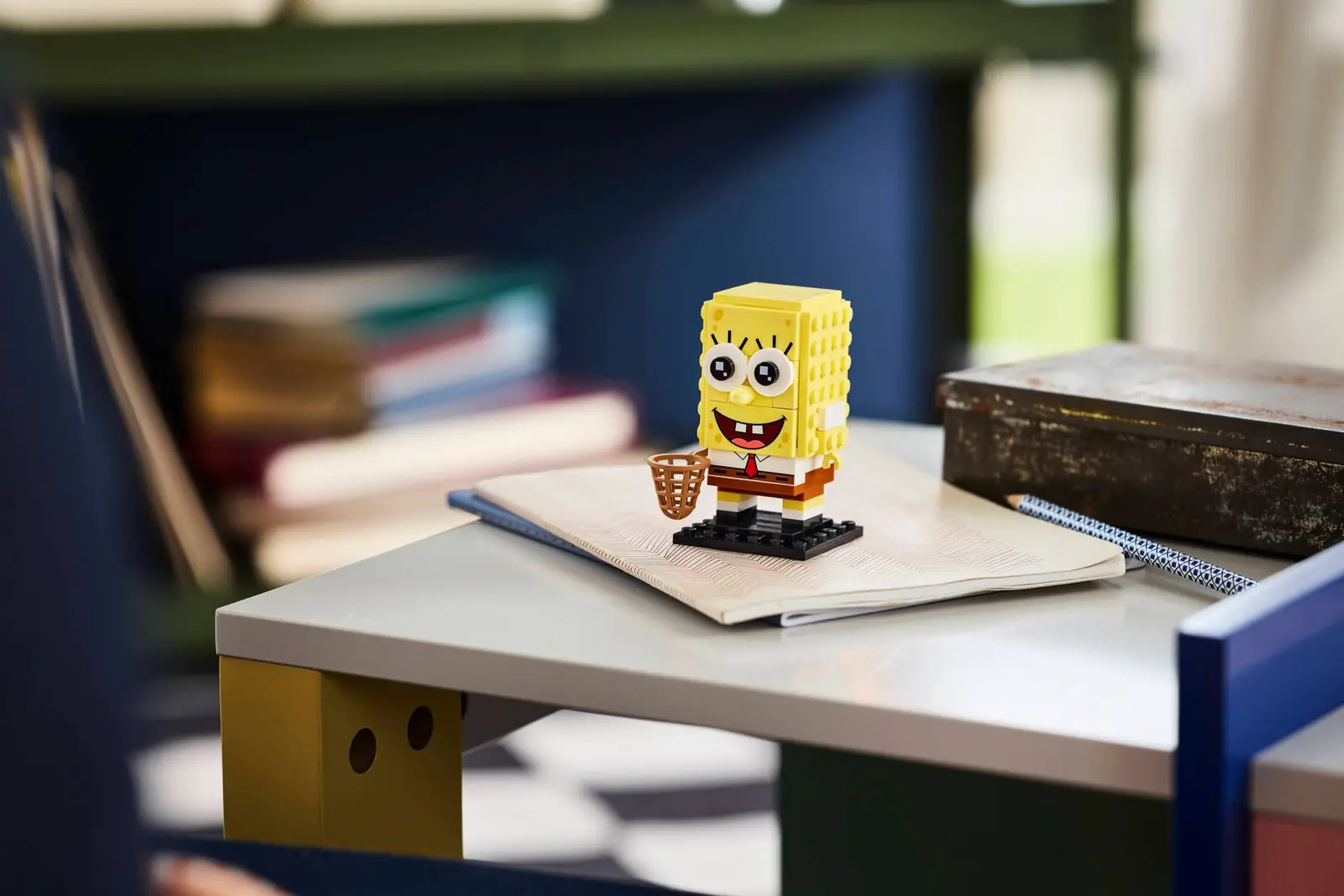 LEGO BrickHeadz Bob Esponja 40858 montado y expuesto sobre un escritorio