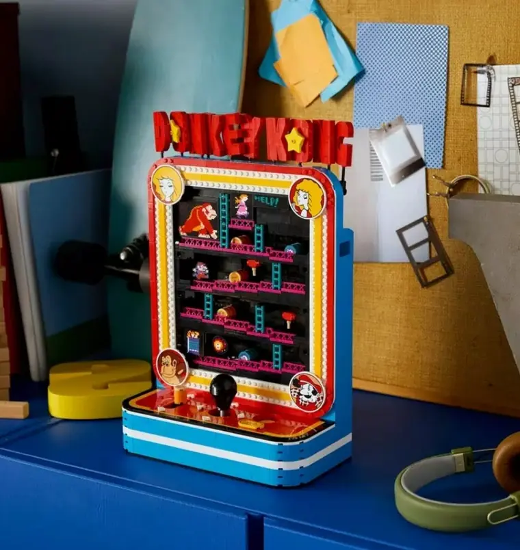 Modelo LEGO Donkey Kong Arcade 72051 montado y expuesto sobre un escritorio azul