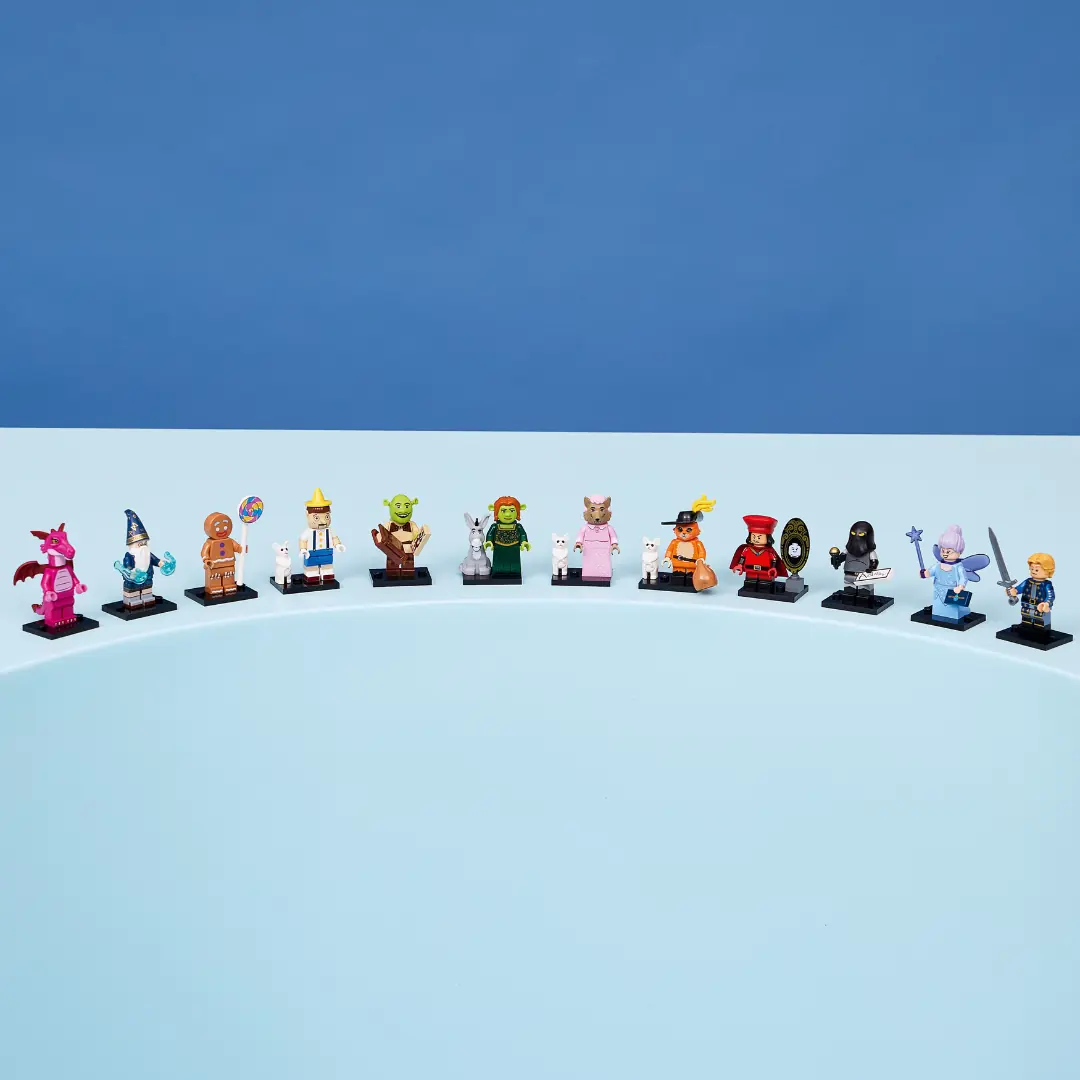 Las 12 minifiguras de LEGO Minifigures Shrek 71053 alineadas sobre fondo azul