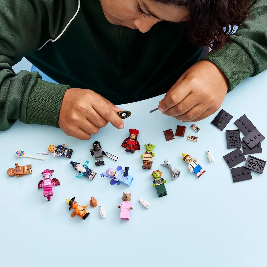 Nino montando las minifiguras de LEGO Minifigures Shrek 71053 sobre una mesa