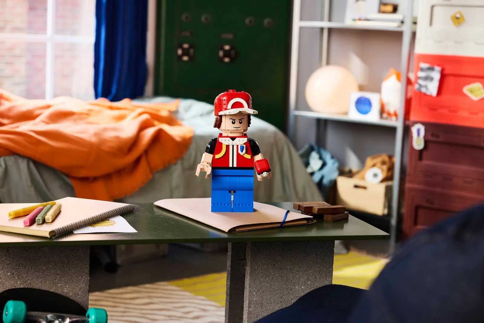 Minifigura Gigante de Rojo LEGO 40868 expuesta en una habitación