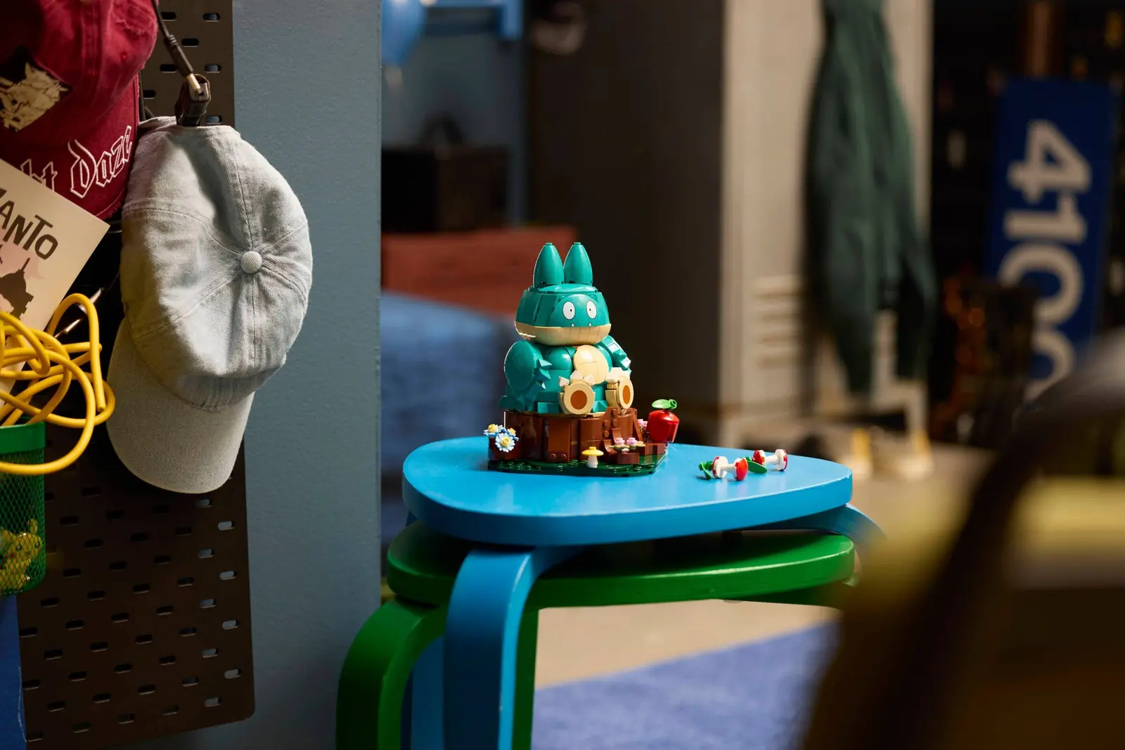 Figura LEGO Munchlax 72150 expuesta en una estancia como pieza decorativa