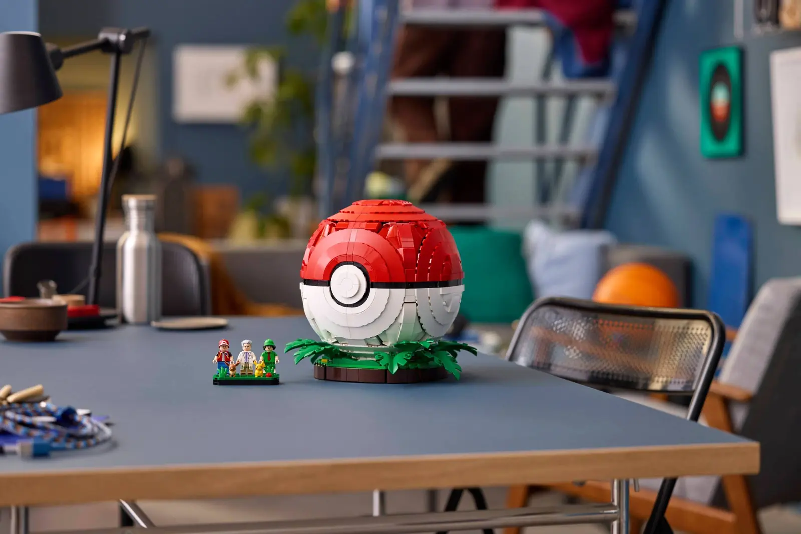 Poké Ball LEGO Pokémon 72154 expuesta en una habitación como pieza de display