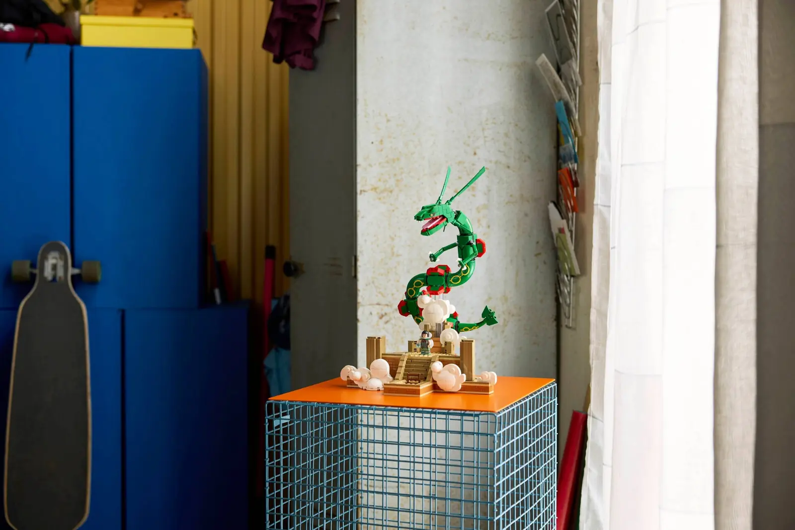 Modelo LEGO Rayquaza 72168 expuesto como decoración sobre un mueble
