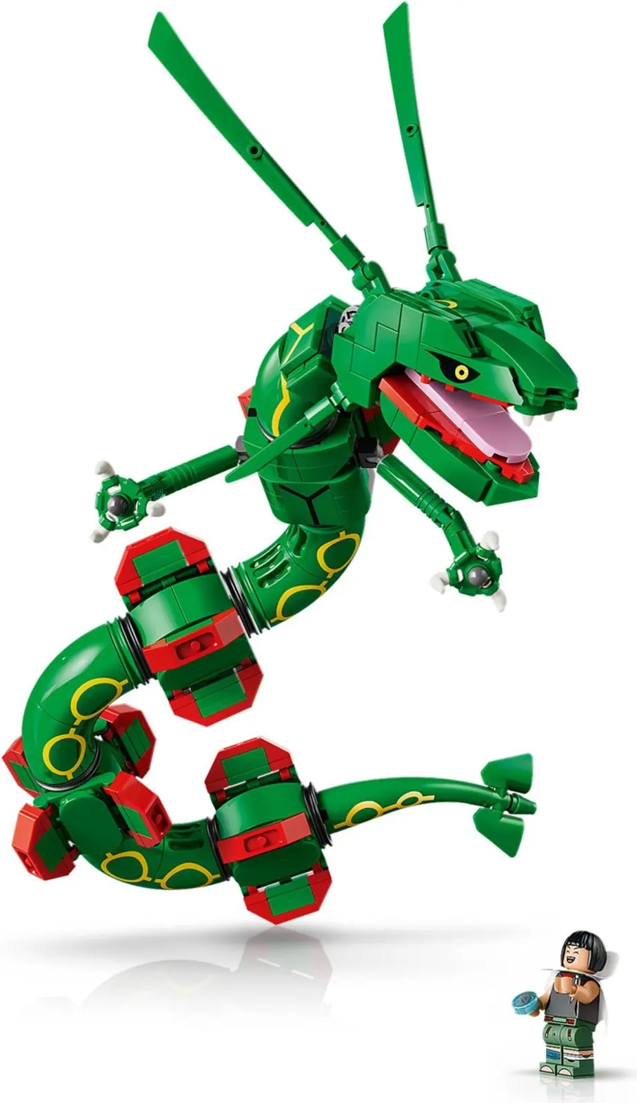 Detalle del Rayquaza LEGO articulado junto a la minifigura exclusiva de Tristana con Ultra Ball