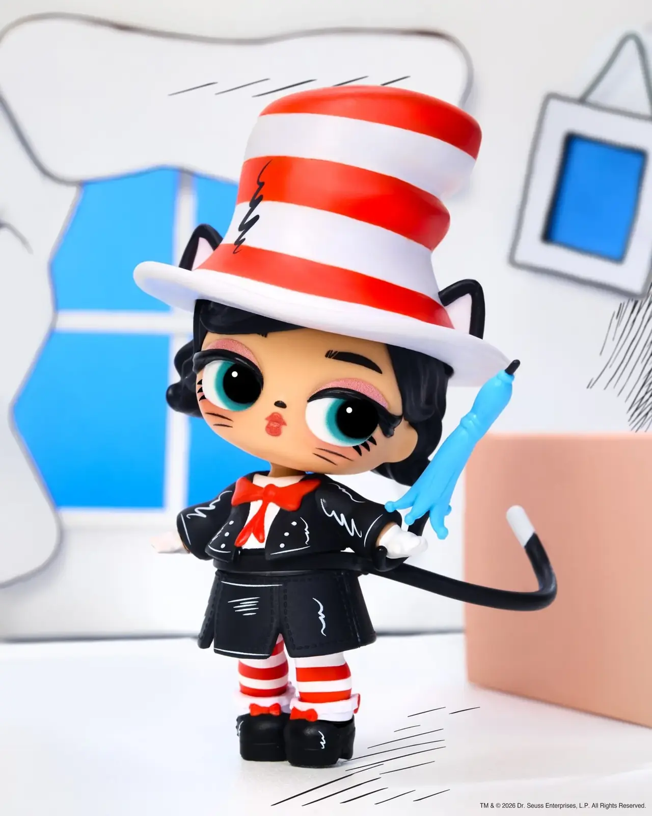 Tot de Cat in the Hat de L.O.L. Surprise Loves Dr. Seuss con sombrero de copa a rayas