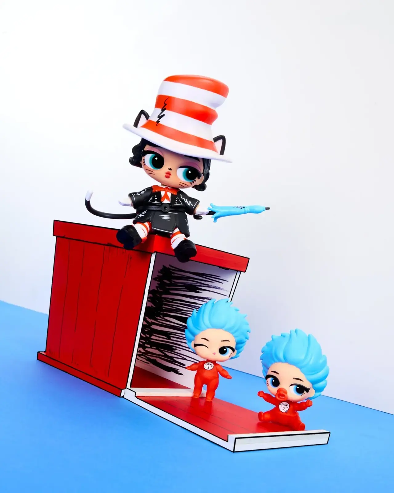 Cat in the Hat con Thing 1 y Thing 2 en la escena de la galería de L.O.L. Surprise Loves Dr. Seuss