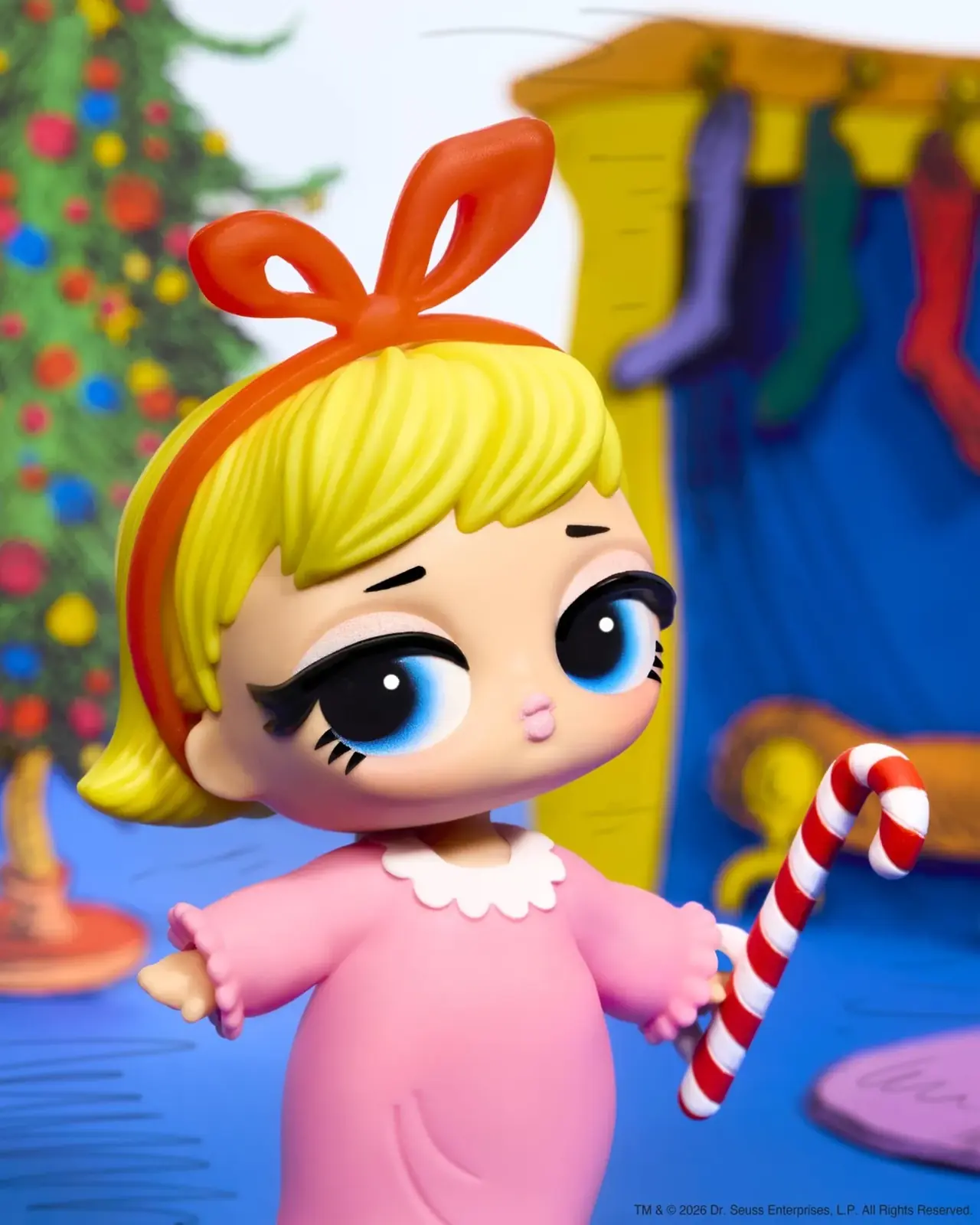 Tot de Cindy Lou Who de L.O.L. Surprise Loves Dr. Seuss con lazo rojo y peinado alto