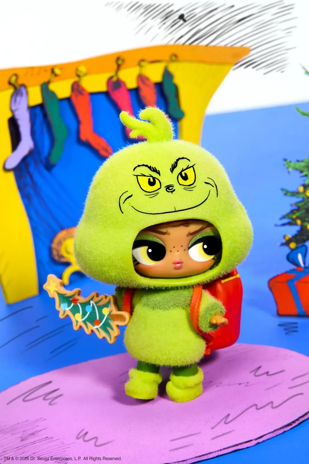 Detalle del Grinch de L.O.L. Surprise Loves Dr. Seuss con su galleta en forma de árbol