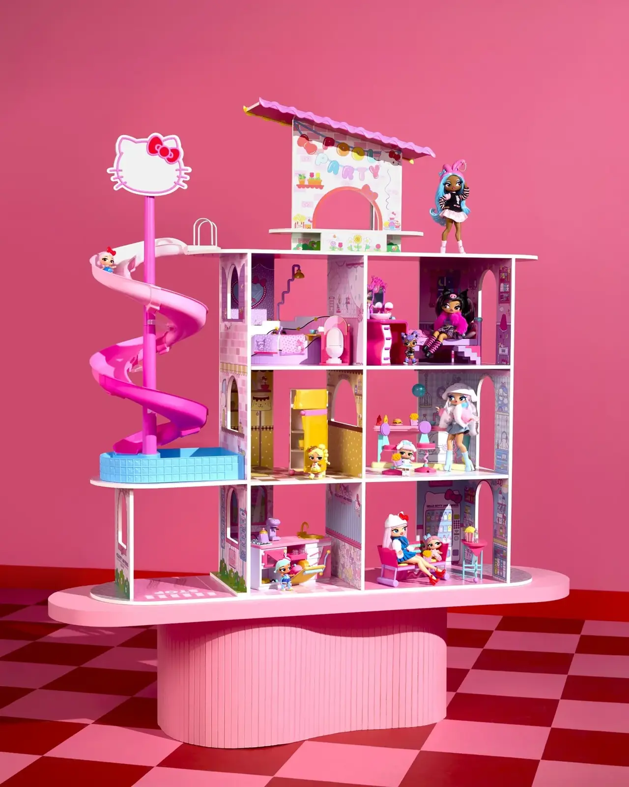 Casa de L.O.L. Surprise Loves Hello Kitty and Friends con muñecas OMG y Tots en las habitaciones