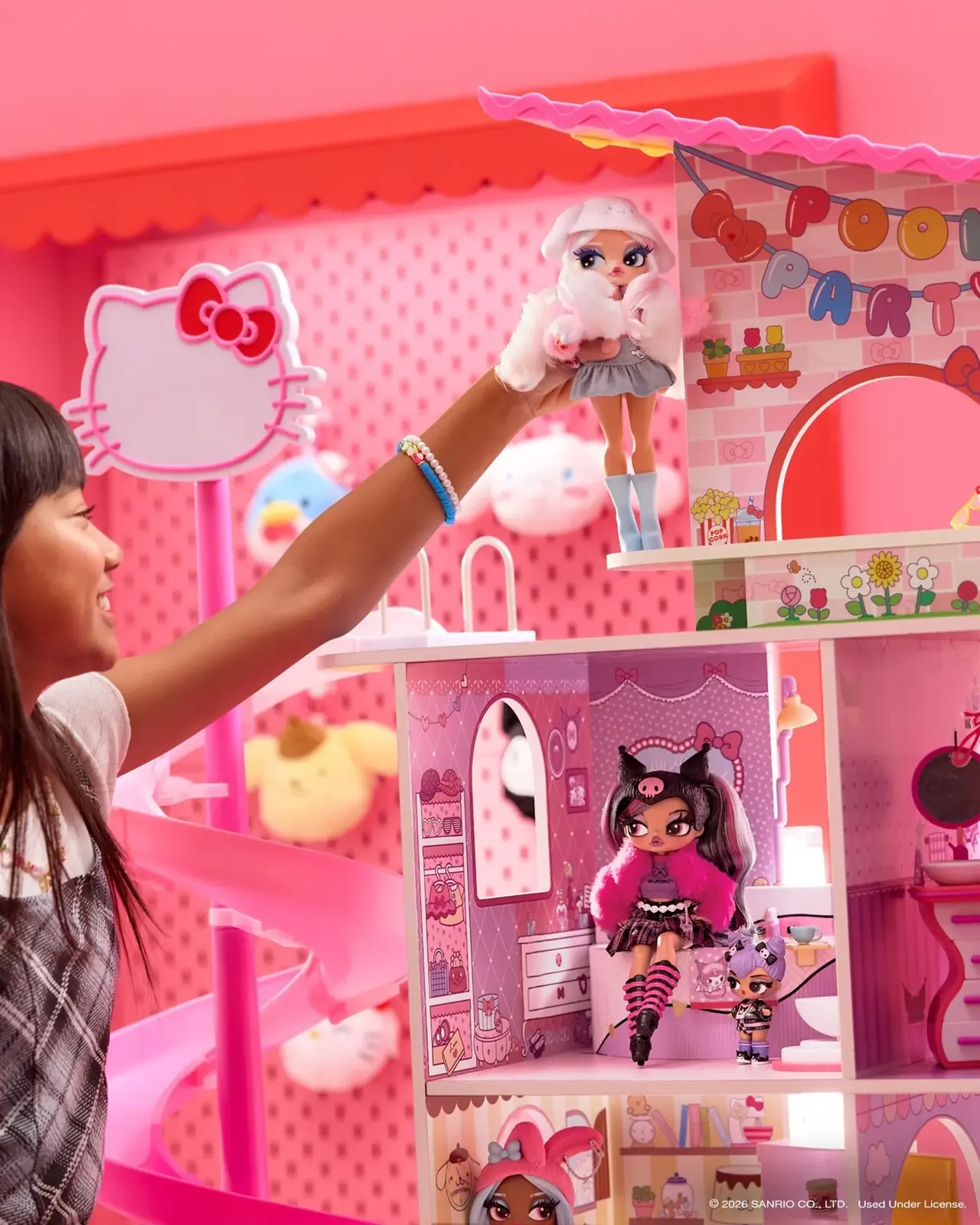 Escala de la casa de L.O.L. Surprise Loves Hello Kitty and Friends con muñecas OMG y Tots