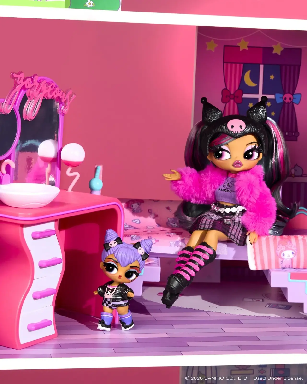Habitación de Kuromi en morado y negro de la casa de L.O.L. Surprise Loves Hello Kitty and Friends