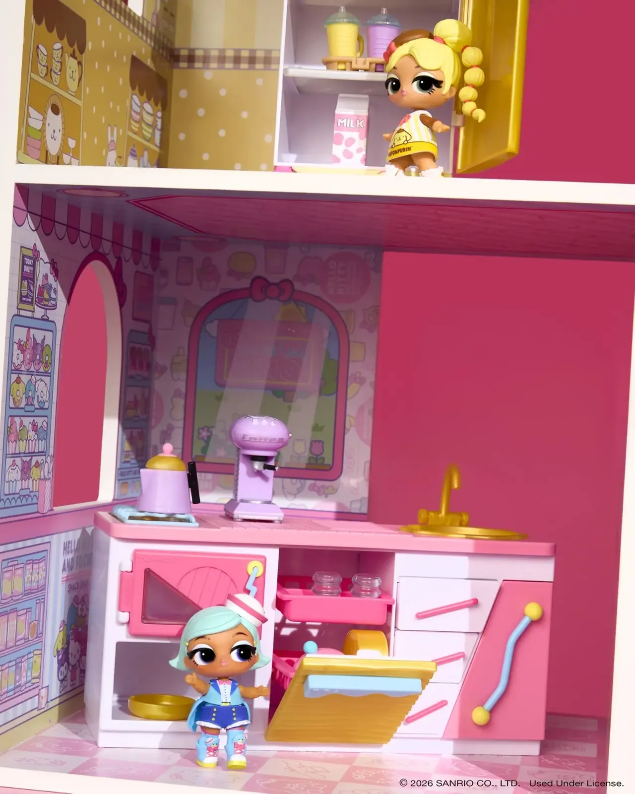 Zona de Pompompurin con nevera amarilla en la casa de L.O.L. Surprise Loves Hello Kitty and Friends