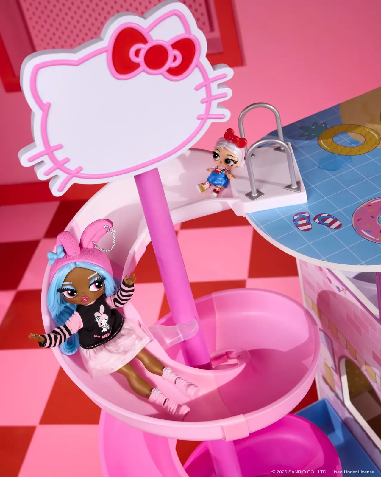 Tobogán espiral rosa y piscina de la casa de L.O.L. Surprise Loves Hello Kitty and Friends