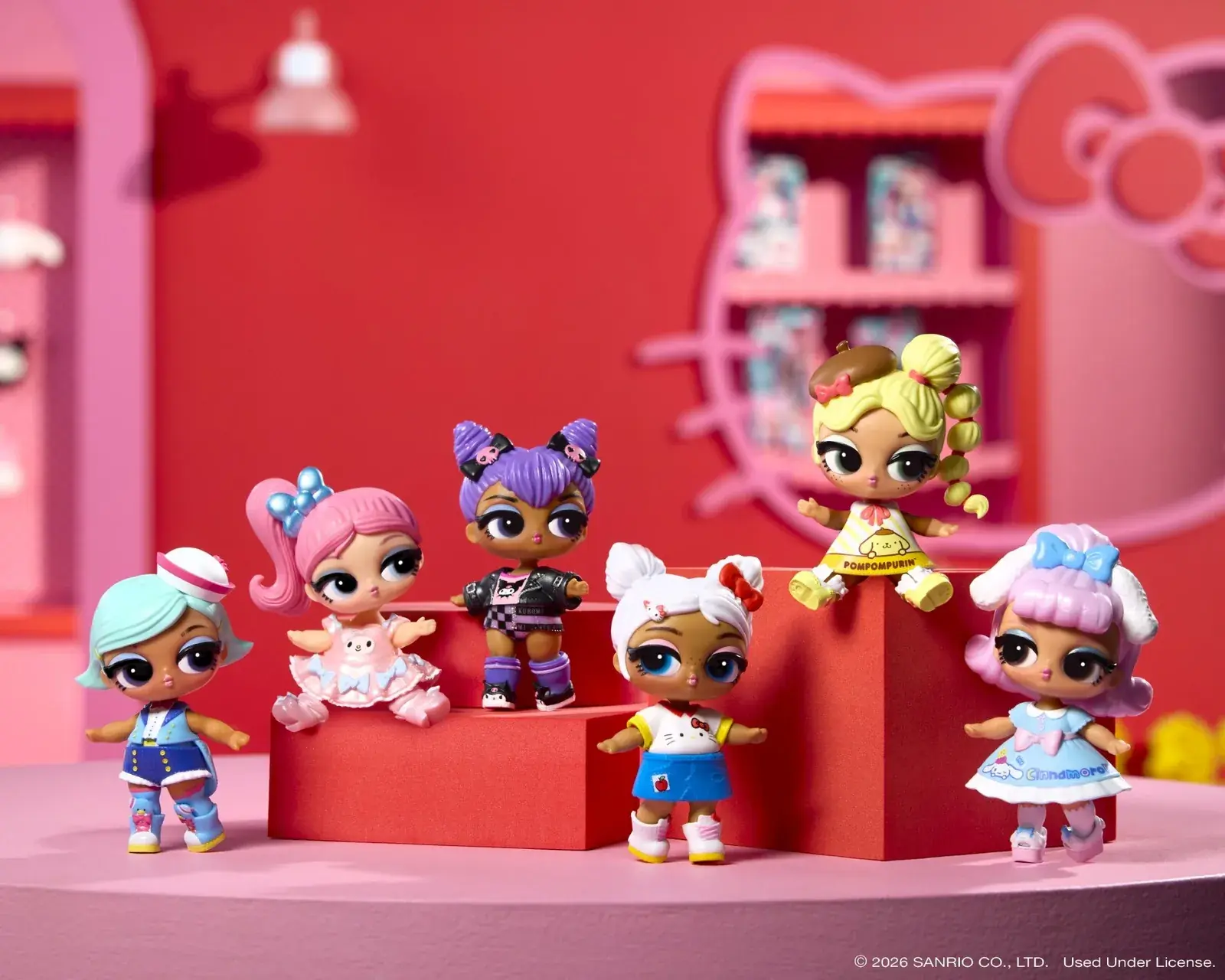 Tots de Hello Kitty and Friends de L.O.L. Surprise posando junto a la casa