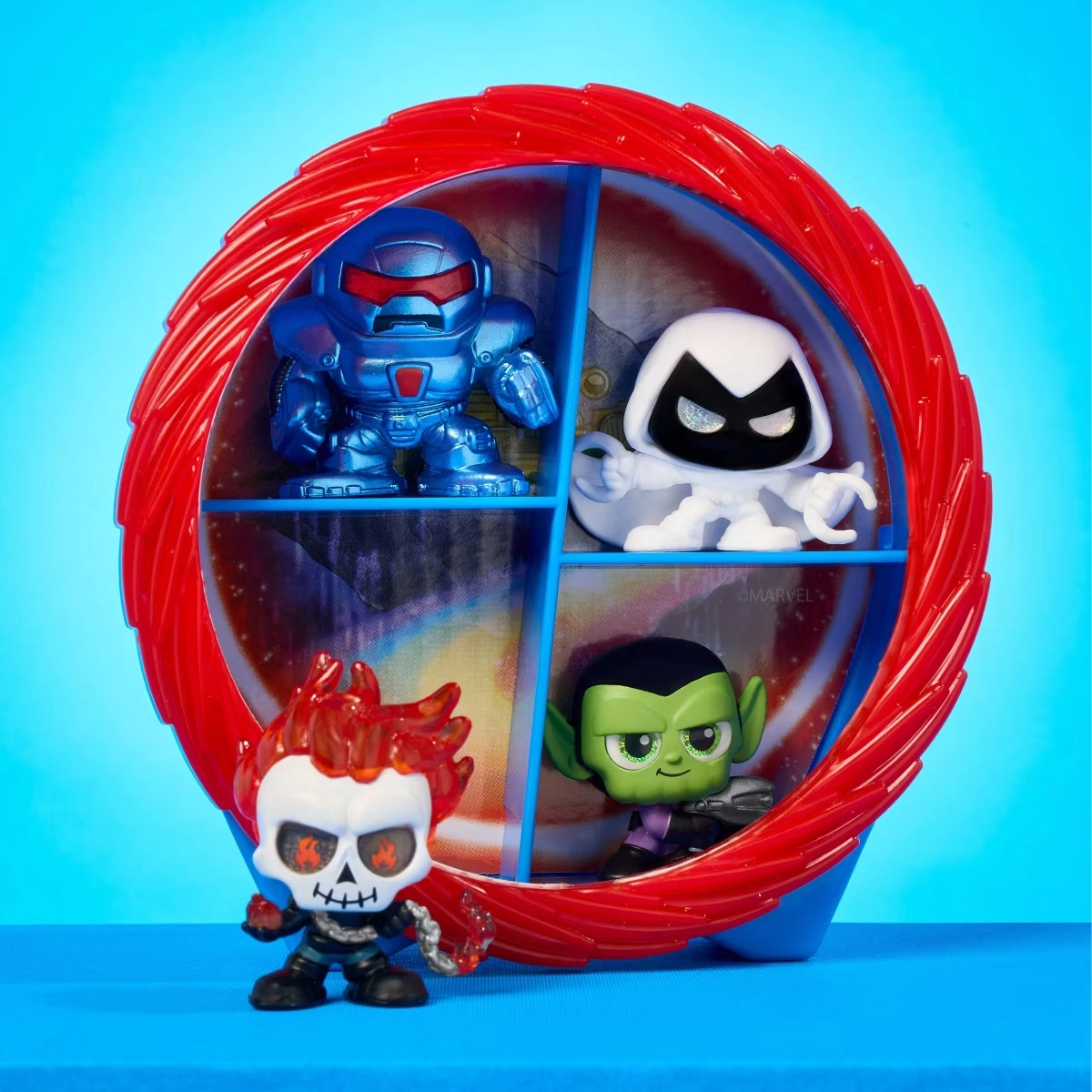 Cápsula abierta de Marvel Doorables Action Peek Series 3 con cuatro compartimentos y las figuras de Iron Monger, Moon Knight, Ghost Rider y Skrull colocadas