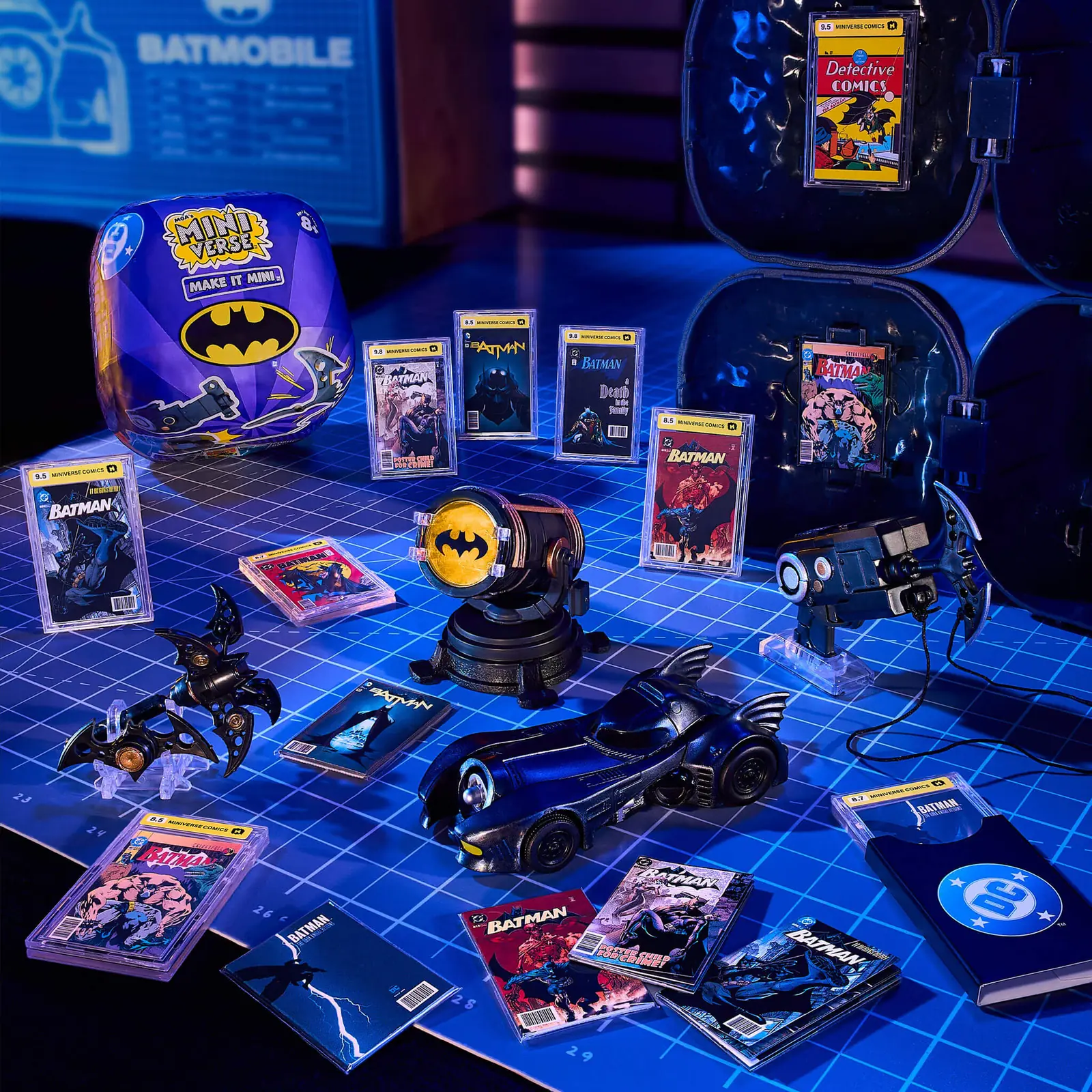 Miniverse Make It Mini Batman Series 1: la cápsula abierta como Batcueva con los 4 gadgets (Bat-Signal, Batmóvil, Batarang y pistola de gancho) y los mini cómics