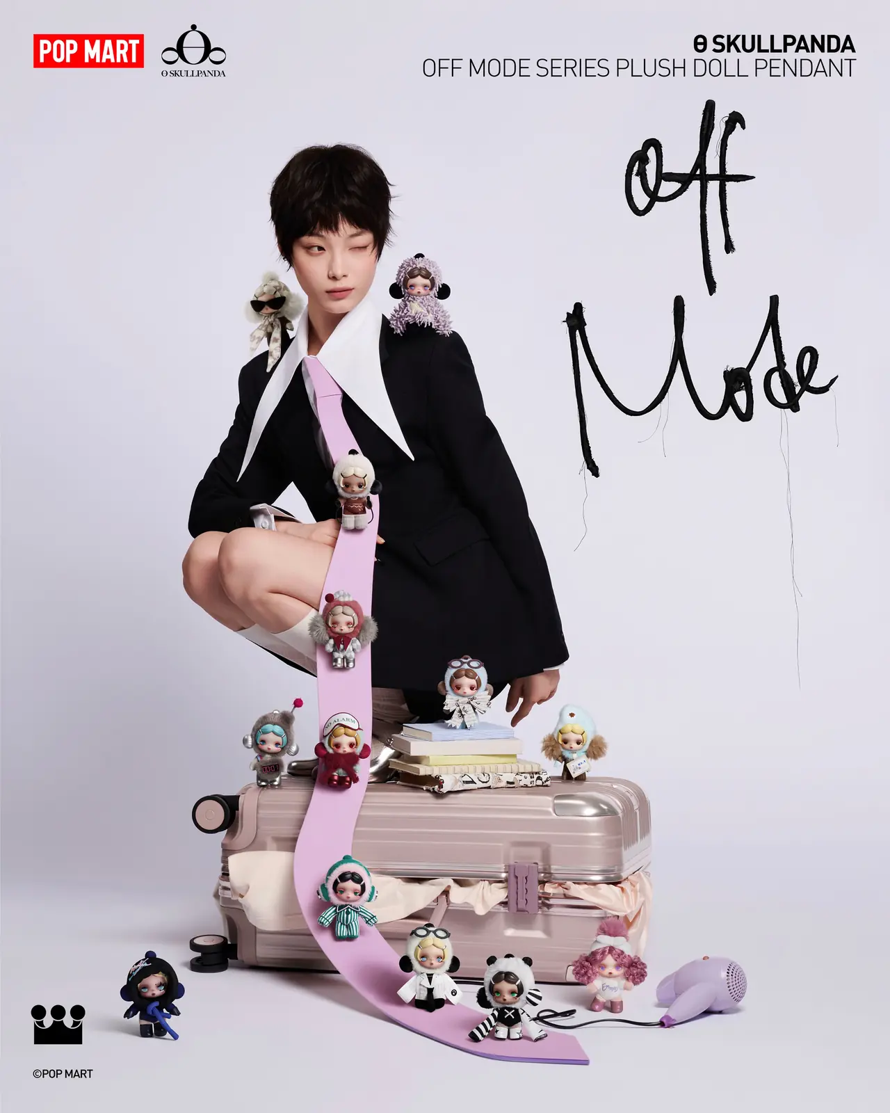 Campaña oficial de SKULLPANDA Off Mode Series con los trece colgantes de peluche colgados de una correa y una maleta