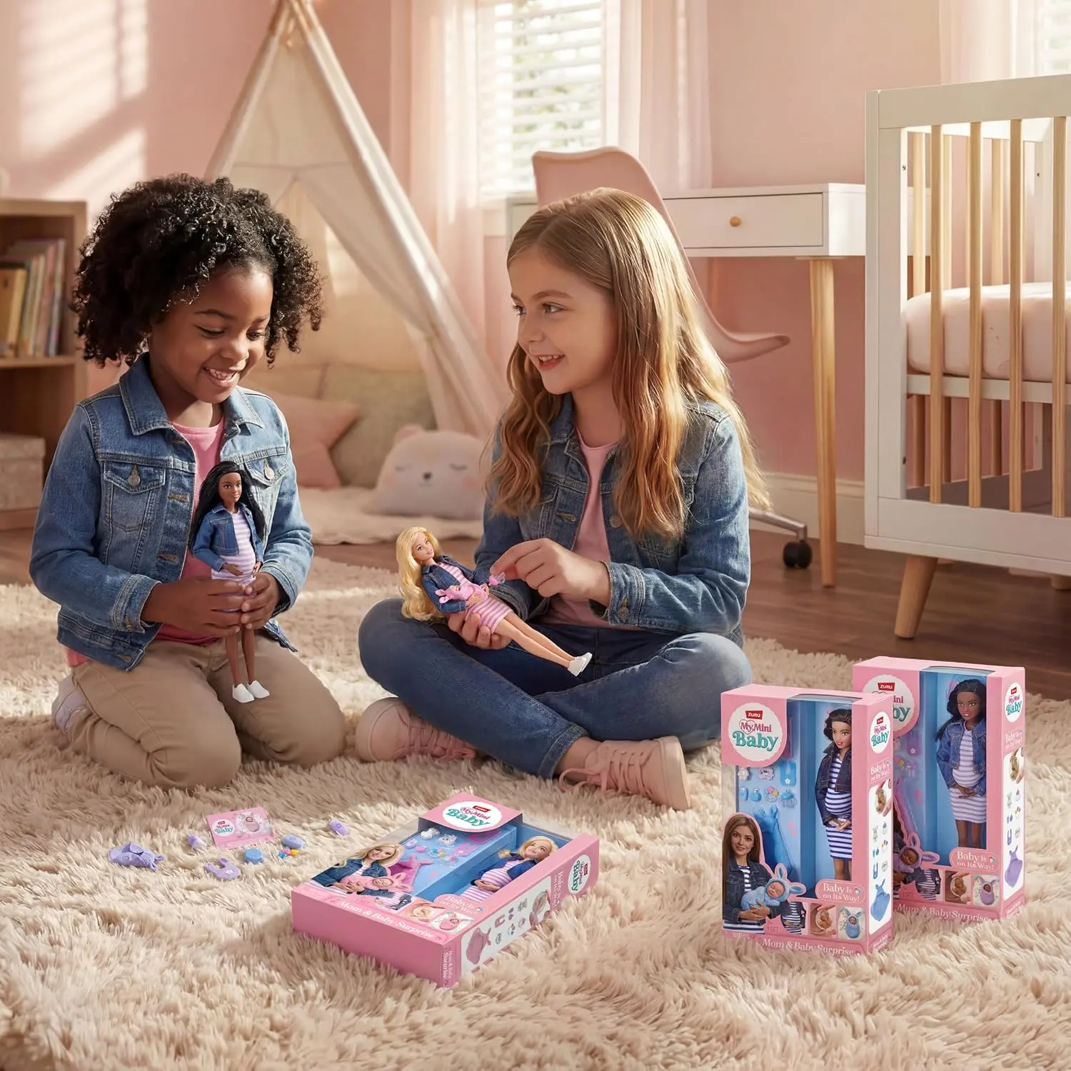 Escena de juego con las tres muñecas de My Mini Mom & Baby Surprise: Brittany, Maria y Nickey con sus bebés