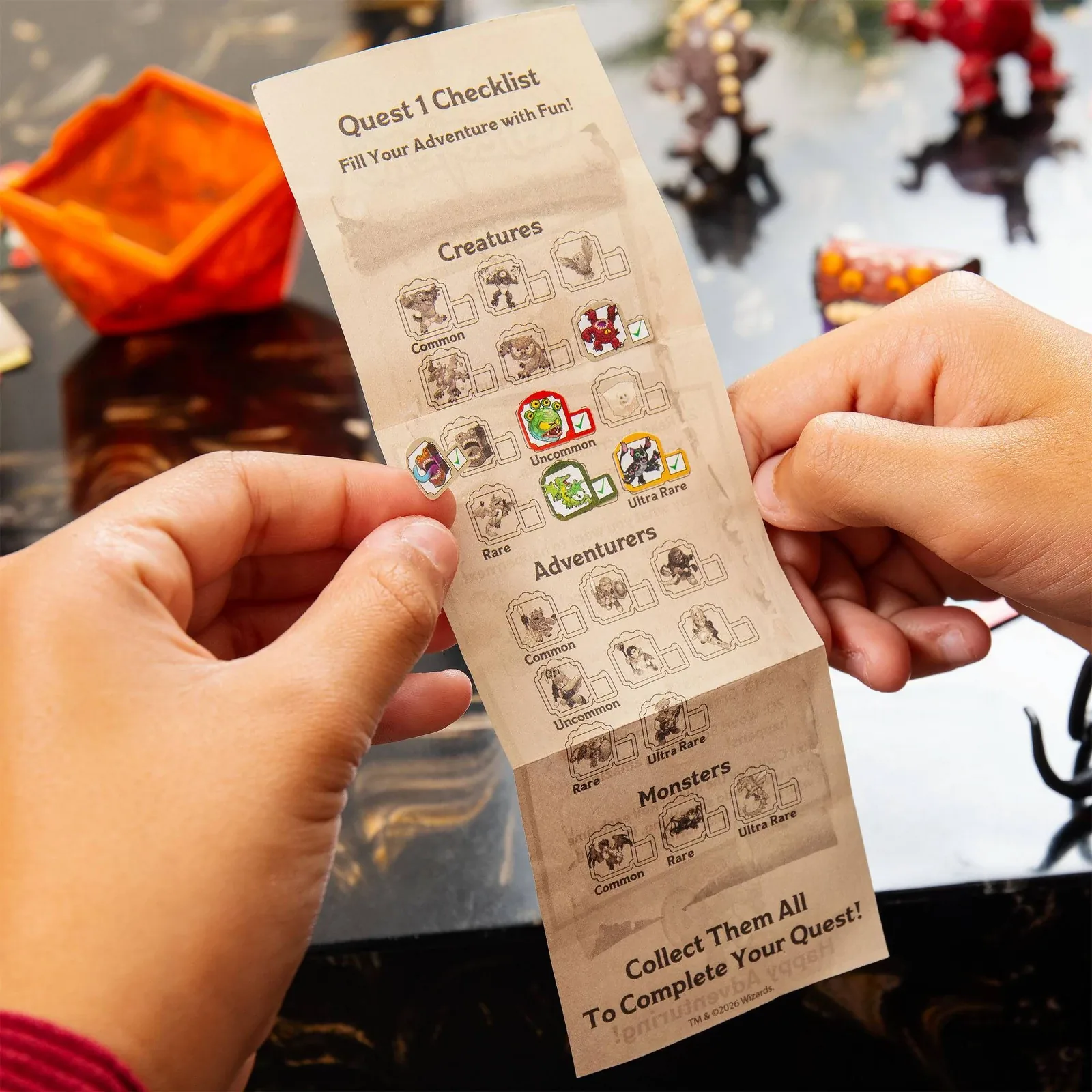 Folleto plegable del checklist de Quest 1 con las siluetas por rareza y las pegatinas