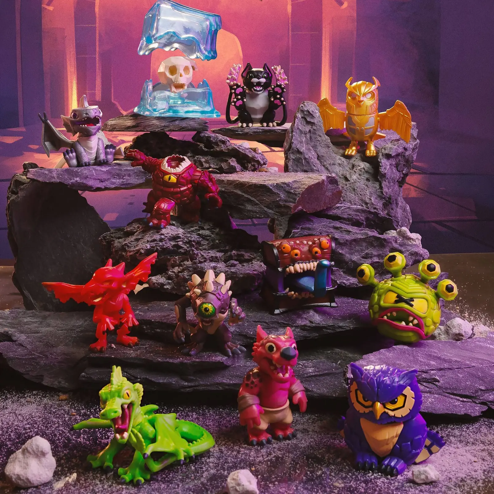 Diorama oscuro con varias Creatures de Questers colocadas sobre rocas