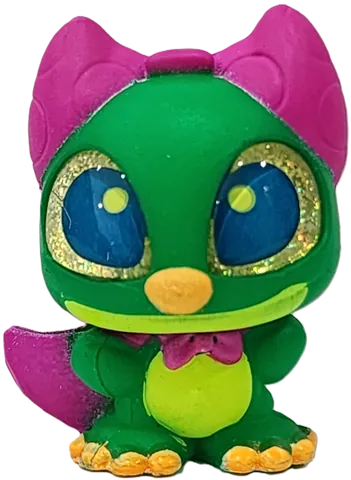 Figura Hero Stitch verde con capa morada y lazo rosa, rareza Common de Disney Doorables Stitch Blacklight