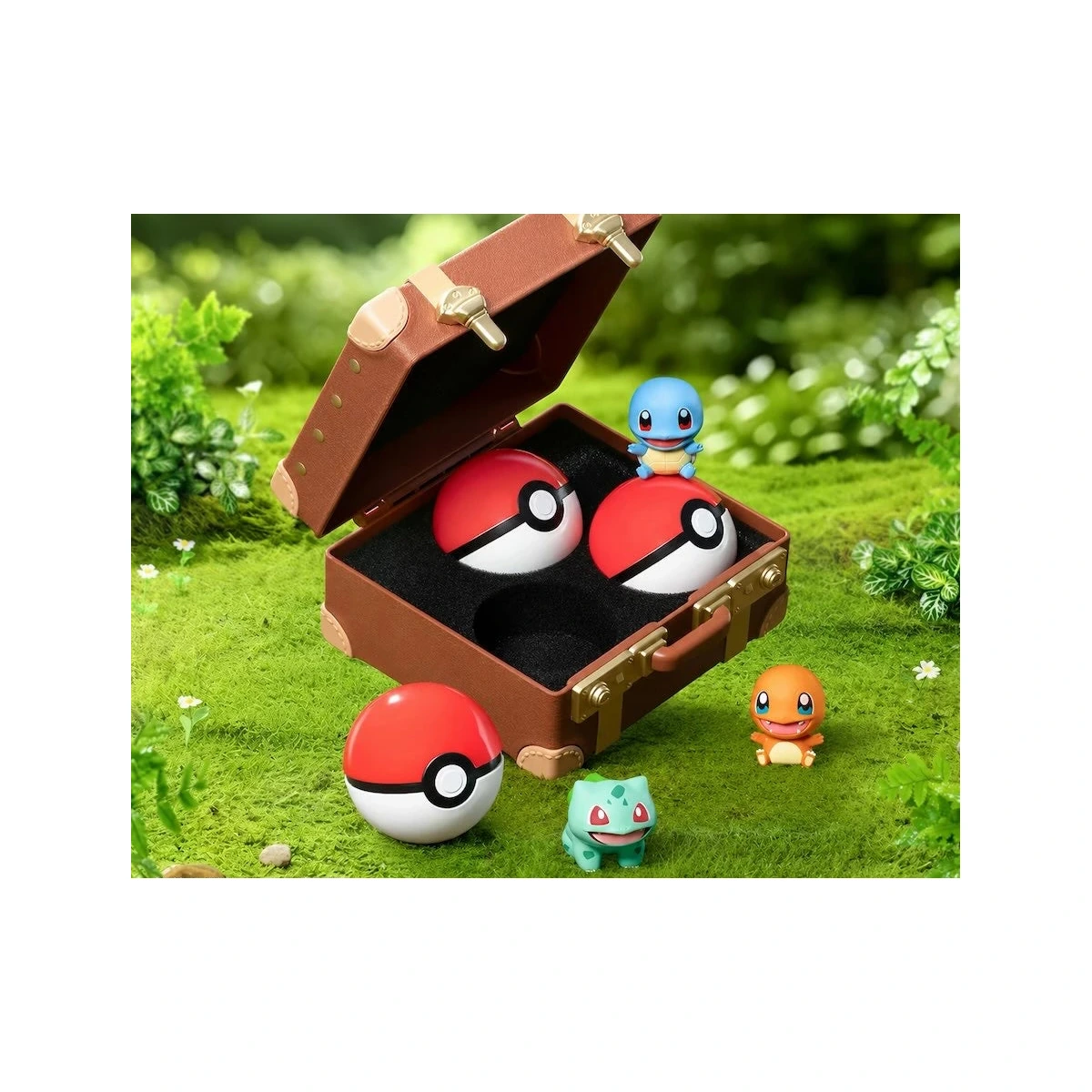FUNISM Pokemon Little Adventure 30 aniversario: maleta abierta con las tres Poke Balls y los iniciales de Kanto