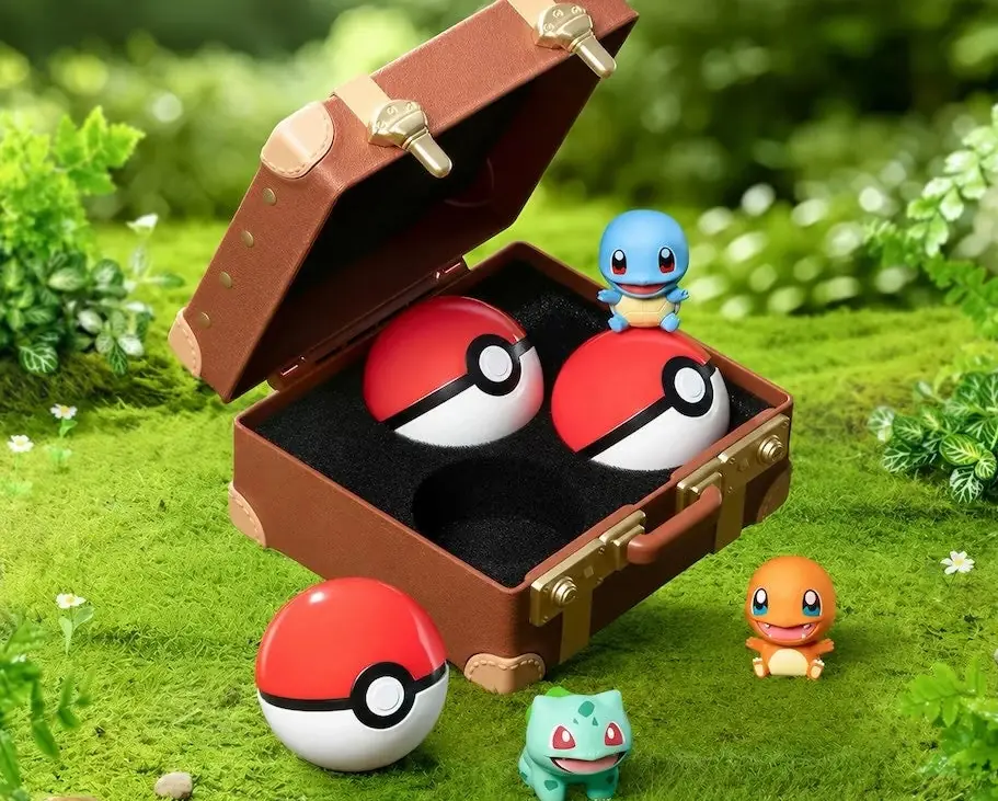Maleta rígida de FUNISM Pokémon Little Adventure abierta con tres Poké Balls y los iniciales de Kanto sobre el musgo