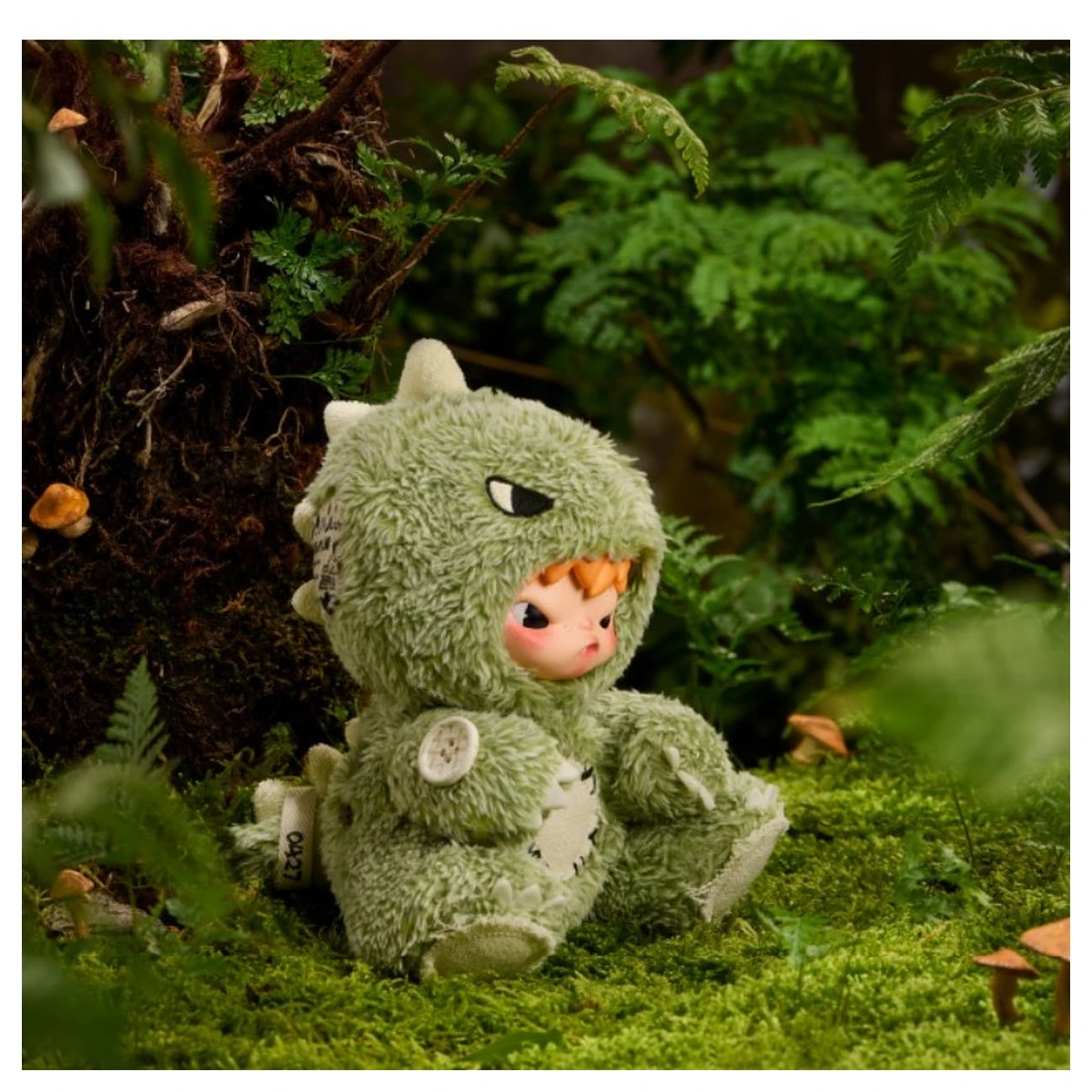 HIRONO Dino Plush Doll Pendant de POP MART, peluche verde con capucha de dinosaurio, sobre musgo y helechos