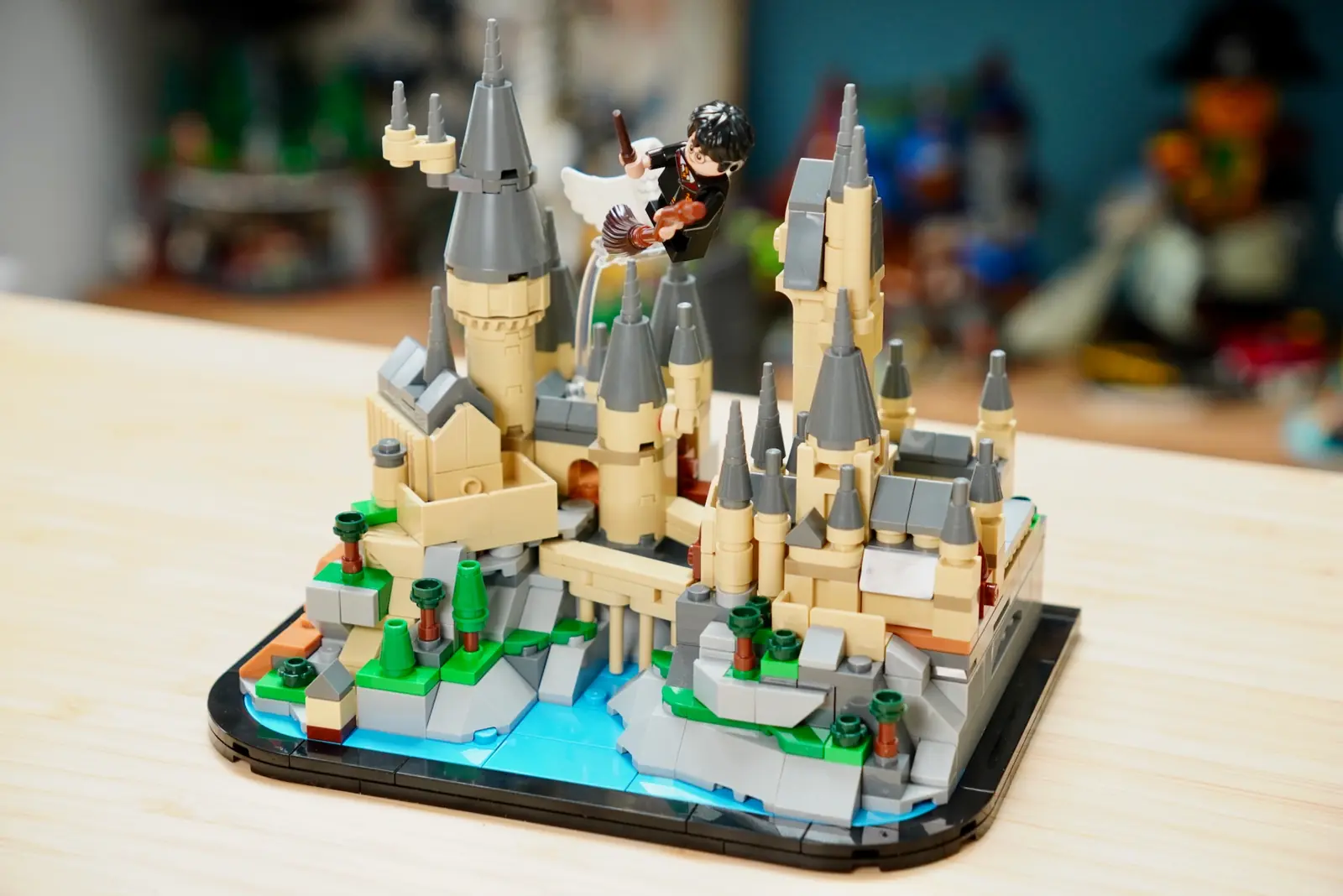 Set LEGO Harry Potter 40975 Mini Castillo de Hogwarts montado, con Harry volando en escoba sobre las torres