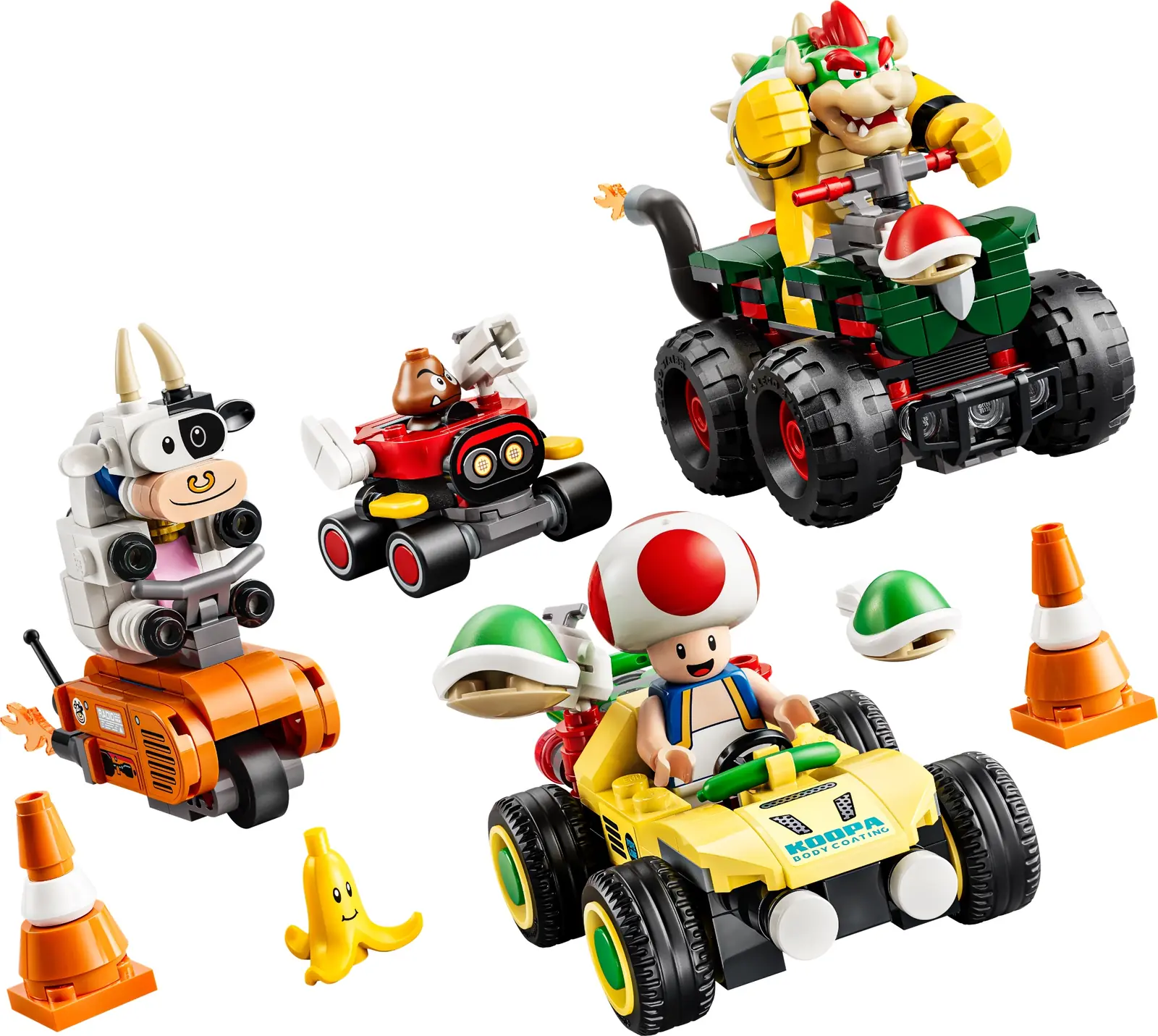 Los cuatro vehículos del LEGO Super Mario 72058 sobre fondo blanco: la vaca construida con piezas, el Goomba, Bowser y Toad con sus karts
