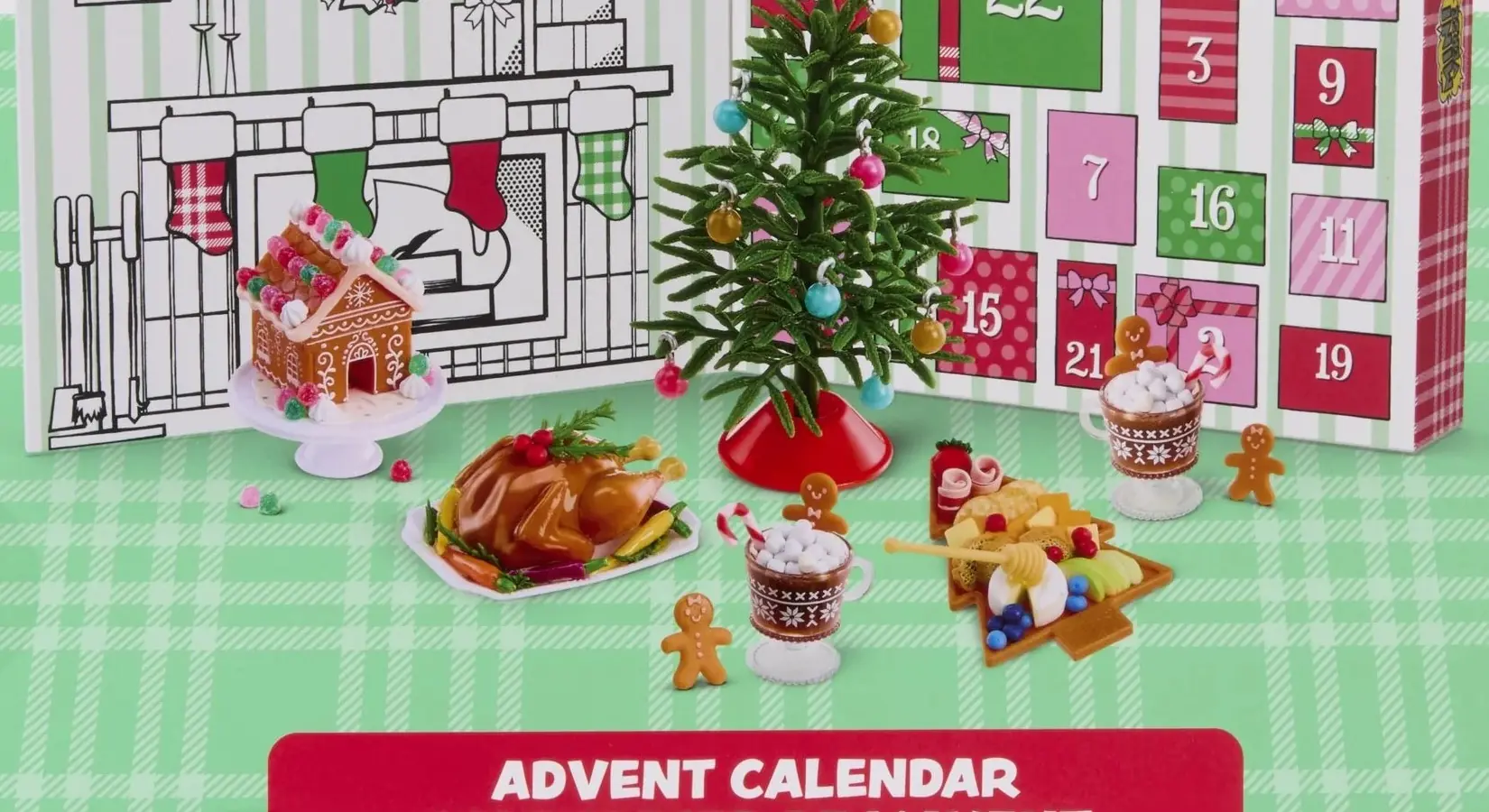 Las seis mini creaciones del calendario de Adviento Miniverse montadas delante del panel de puertas numeradas