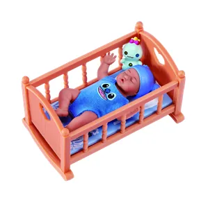 Set Stitch Crib de My Mini Baby Disney con la cuna de madera y el bebé con pelele azul de Stitch