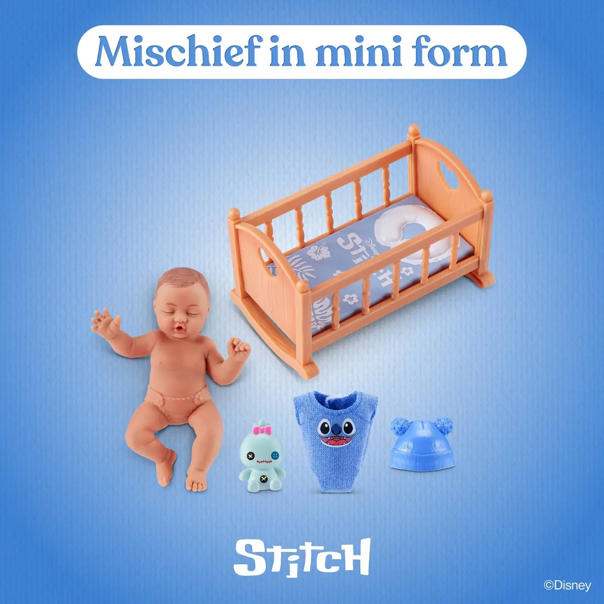Set Stitch Crib con la cuna balancín, el pelele azul de Stitch, el gorro y el peluche de Scrump