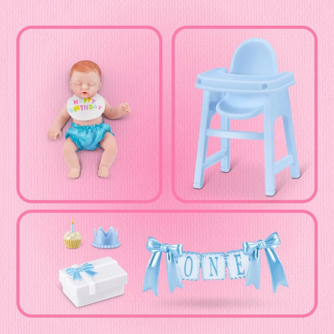 Despiece de la escena High Chair: bebé con babero, trona azul, cupcake, corona, regalo blanco y banderín ONE
