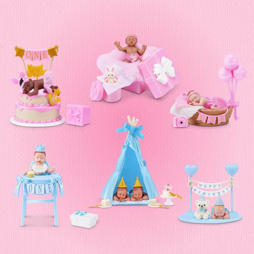 Las 6 escenas de My Mini Baby Happy Birthday Serie 1 de ZURU sobre fondo rosa: Birthday Cake, Gift Box, Balloon Basket, High Chair, Teepee y Teddy Bear