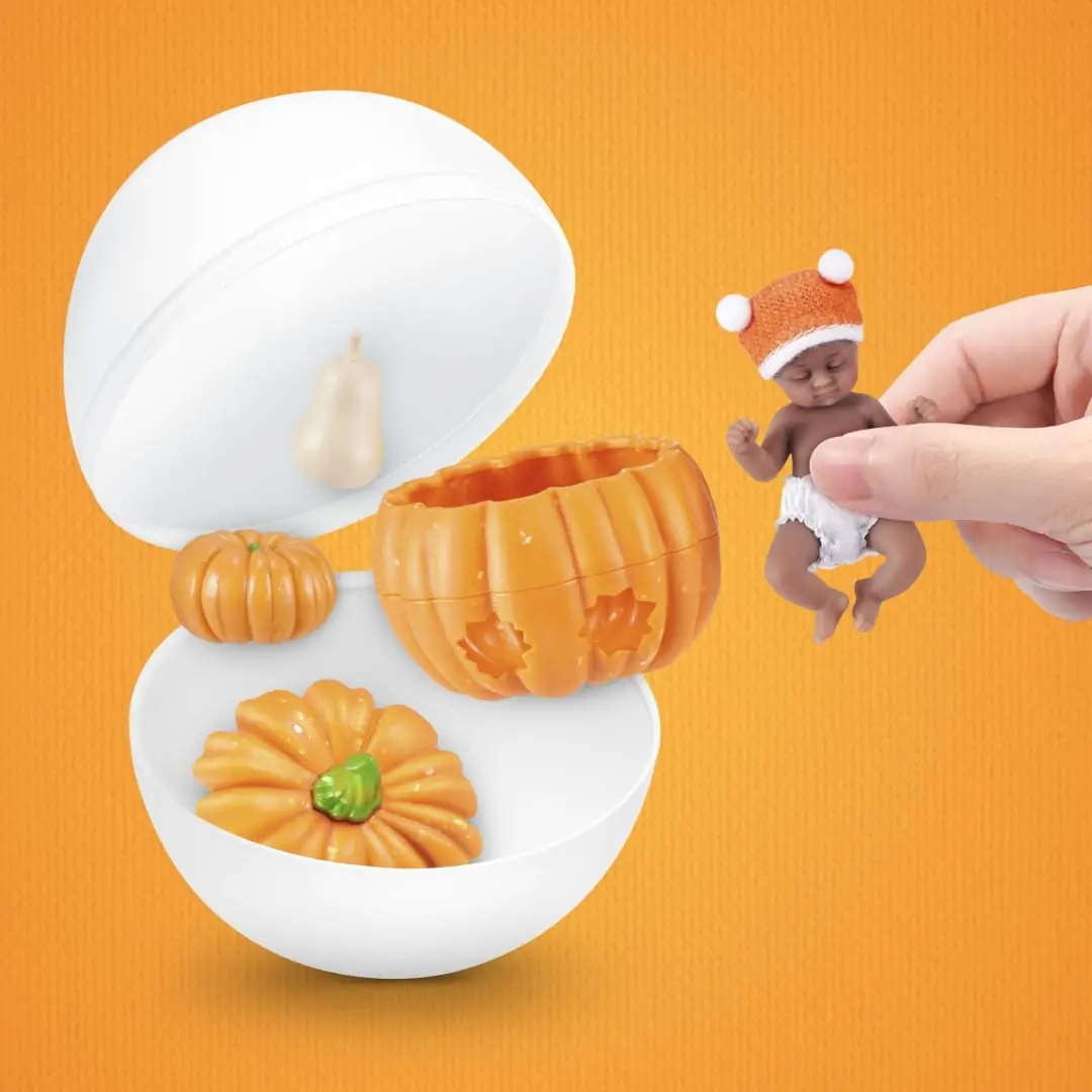 Cápsula naranja de My Mini Baby Pumpkin Patch abierta con el bebé y la calabaza dentro