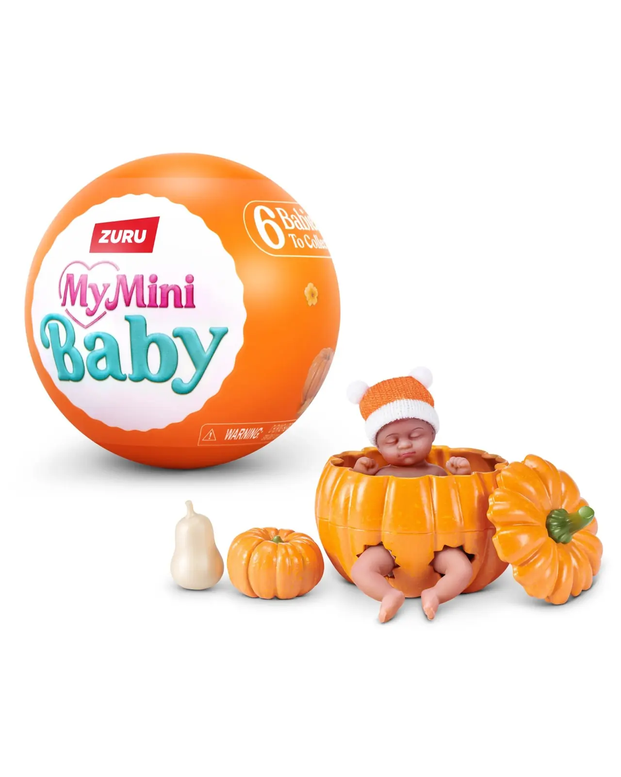 Bebé Pumpkin Chair sentado en su calabaza ahuecada junto a dos calabazas de temporada
