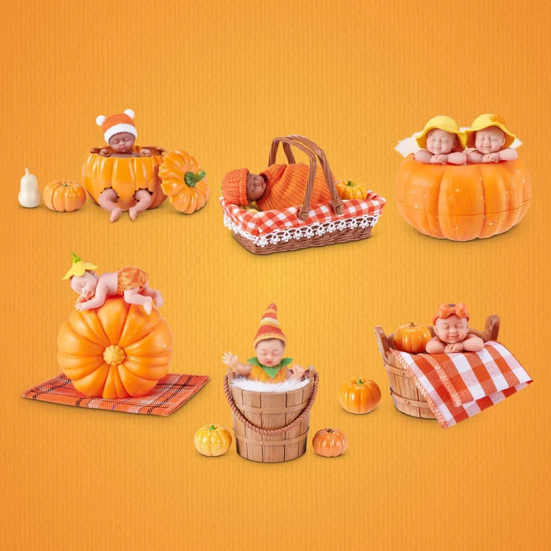 Las seis escenas de My Mini Baby Pumpkin Patch Serie 1 colocadas juntas sobre fondo naranja