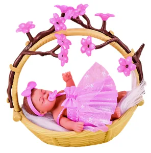 Bebé Blossom Themed de My Mini Baby Sweet Hearts en su cuna con arco de cerezos