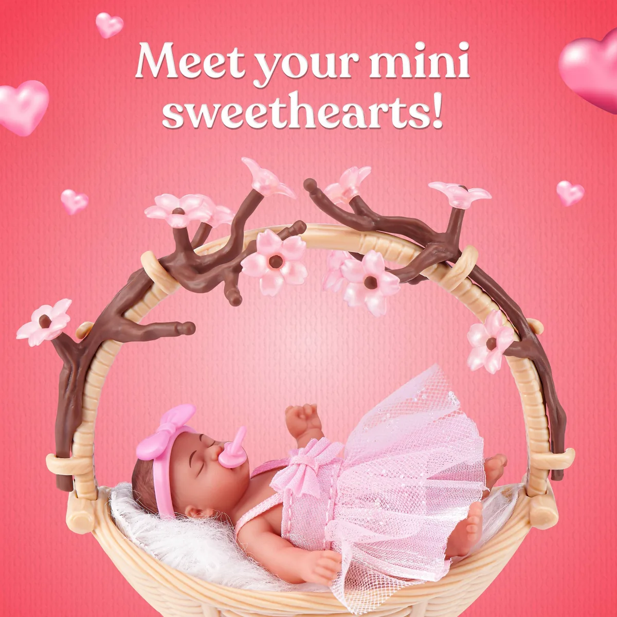 Bebé Blossom Themed de My Mini Baby Sweet Hearts en su cuna con arco de ramas de cerezo en flor