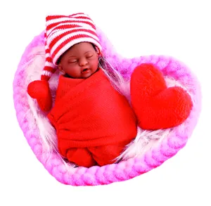 Bebé Heart Themed de My Mini Baby Sweet Hearts en su cama de corazón