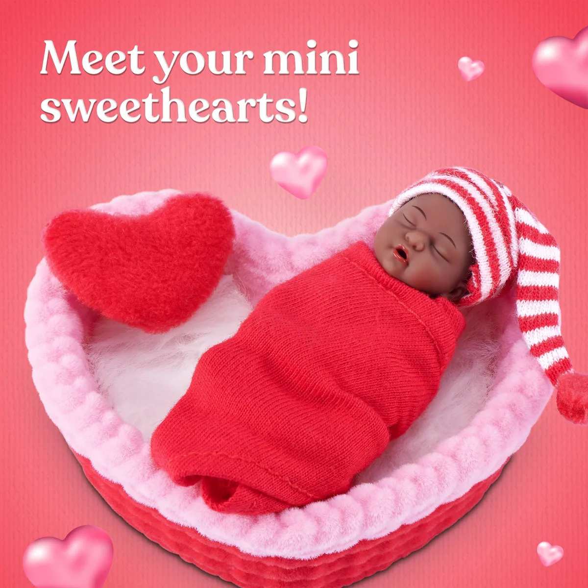 Bebé Heart Themed de My Mini Baby Sweet Hearts envuelto en manta roja dentro de su cama de corazón