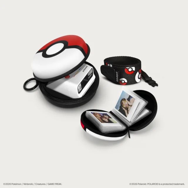 Los tres accesorios Poké Ball de Pokémon x Polaroid: estuche con la cámara Go dentro, correa y álbum de fotos