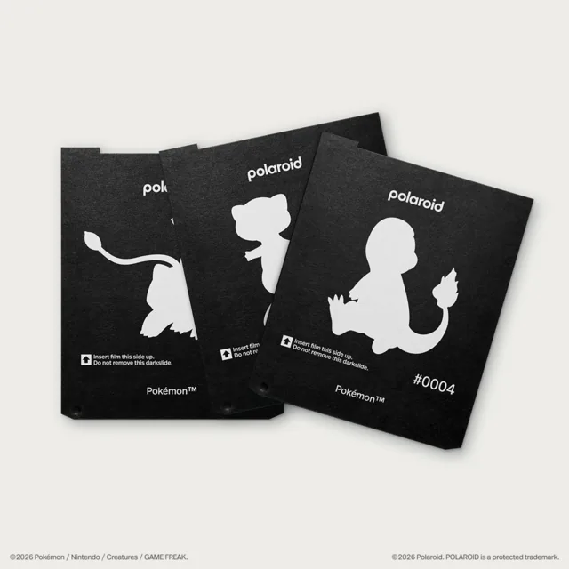 Darkslides negros de la película Pokémon x Polaroid con siluetas Pokémon y número de Pokédex